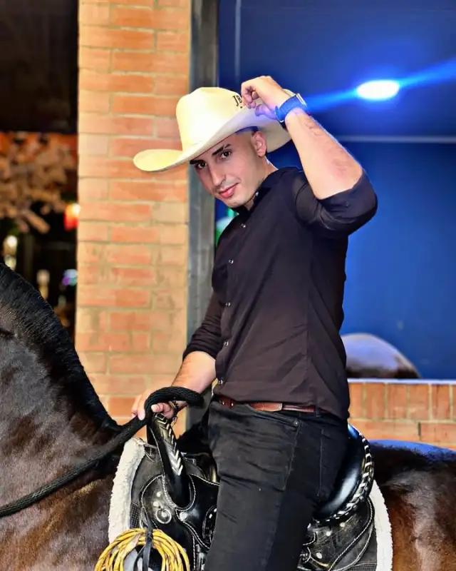 Qué tal se me ve este sombrero? 🤠🐴Gracias a mi familia  🔥