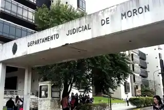 Cumple prisión domiciliaria: Fue condenado por abusar de una discapacitada que conoció por redeshttps://unmedioenmoron.c...